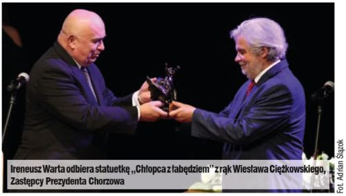 Ireneusz Warta odbiera statuetkę „Chłopca z łabędziem” z rąk Wiesława Ciężkowskiego, Zastępcy Prezydenta Chorzowa